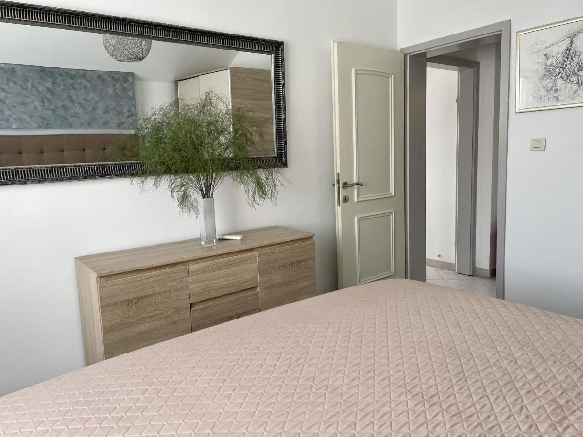Simply The Apartma